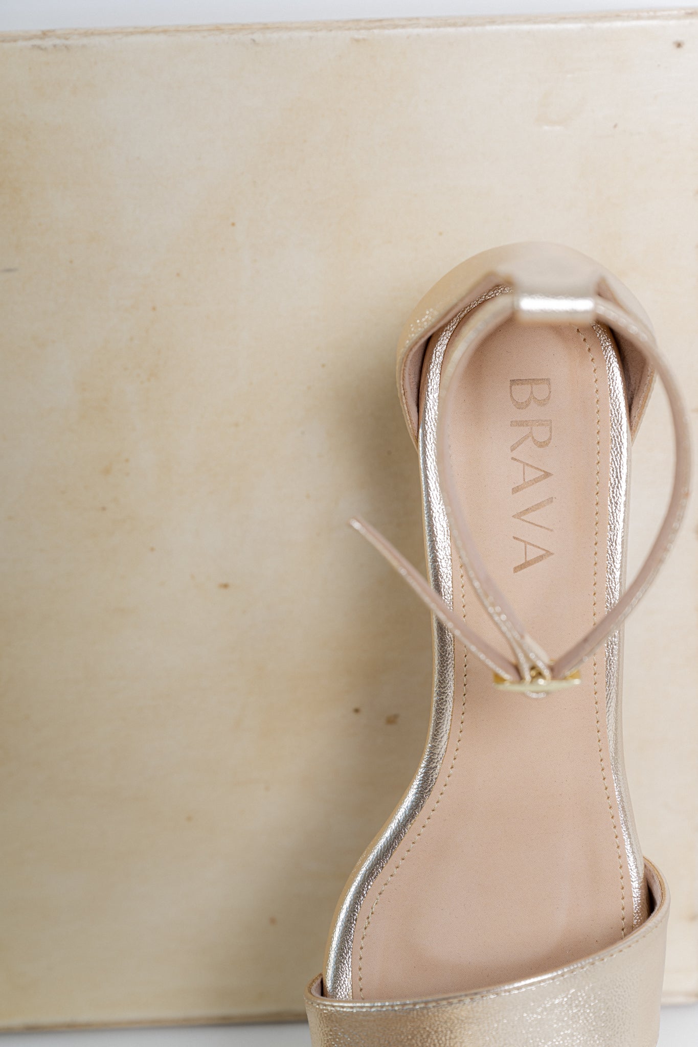 sandalias oro bajas