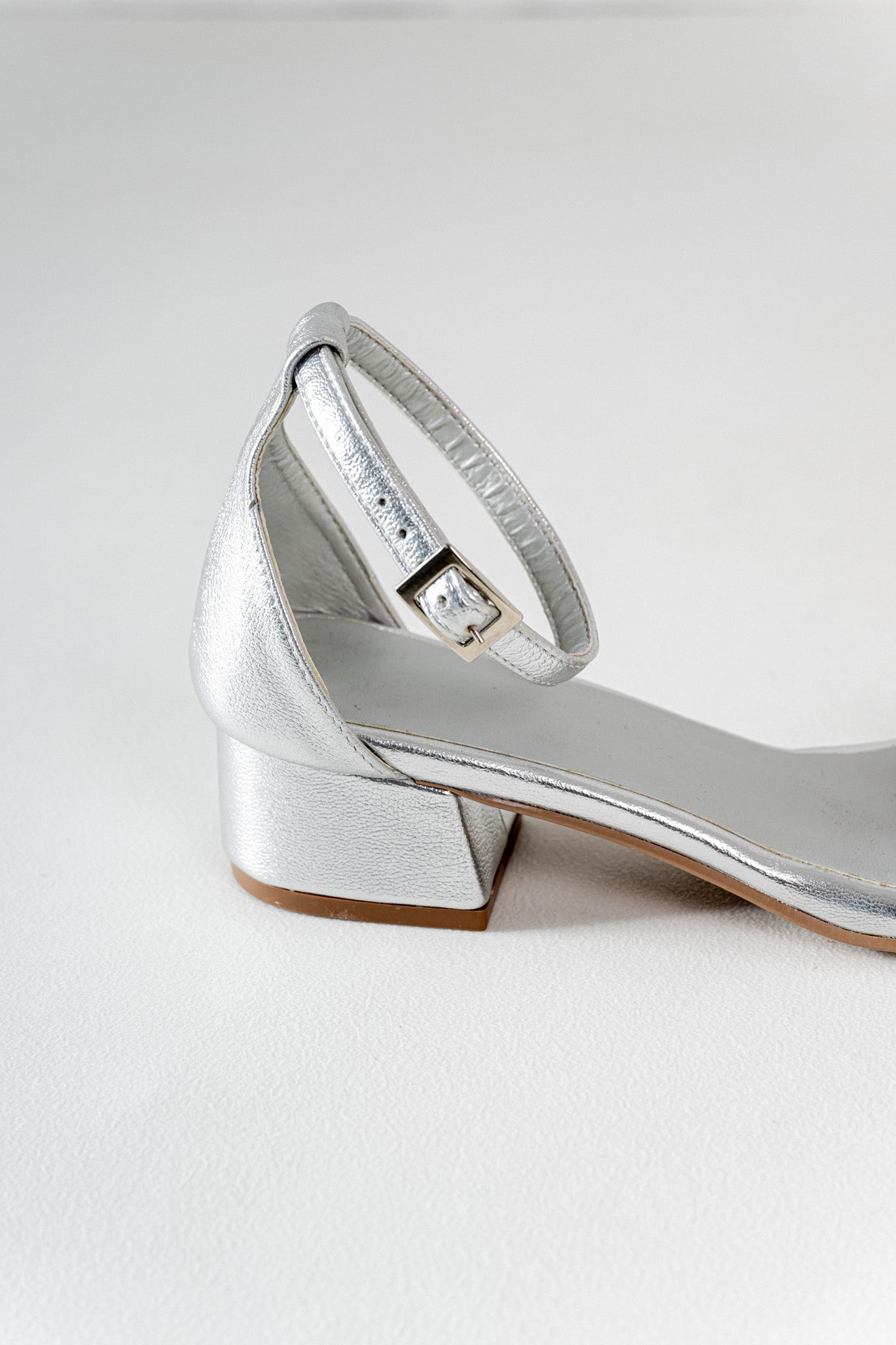 taco bajo sandalia plata