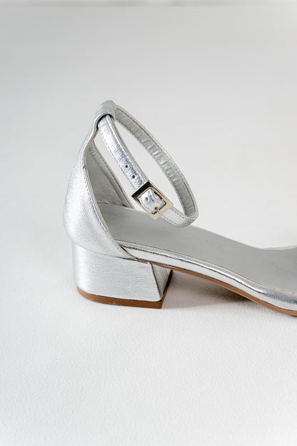 taco bajo sandalia plata